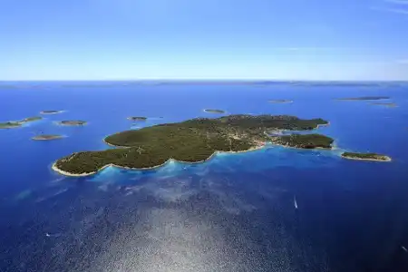 Vrgada island: a day without cars, peace without noise, and breathtaking beaches