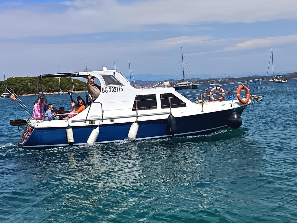 Izlet brodom i potraga za dupinima