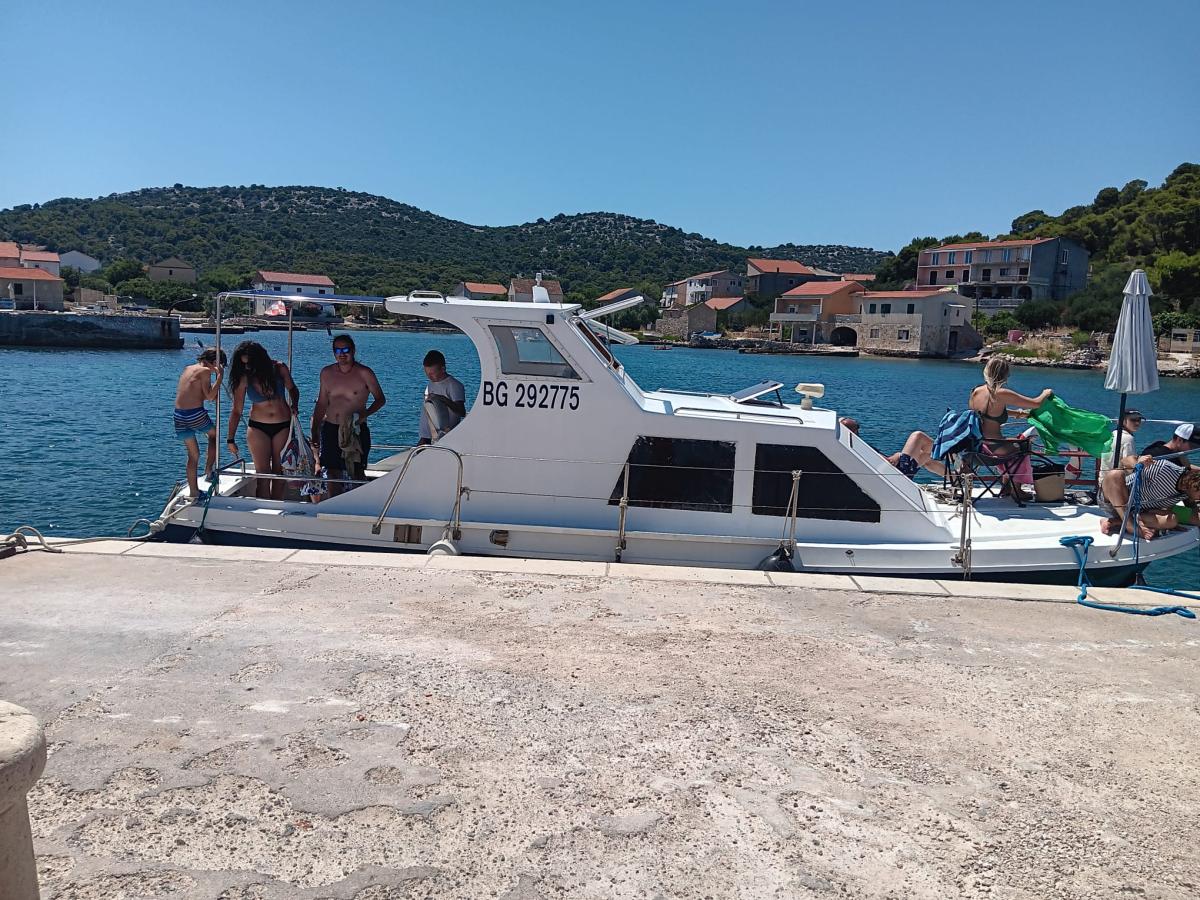 Izlet brodom i potraga za dupinima